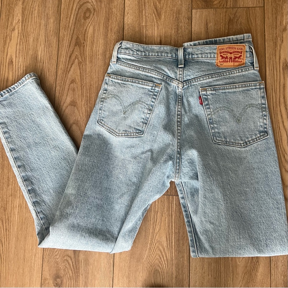 Light wash Levi’s 501